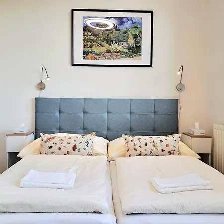 Apartamento Yellow Sofa