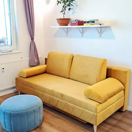 Yellow Sofa شقة *