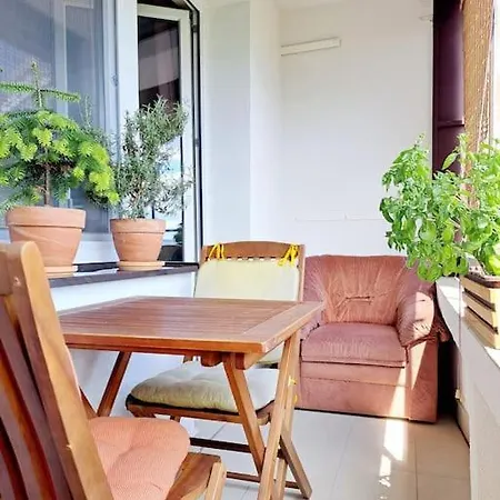 Yellow Sofa ברטיסלאבה